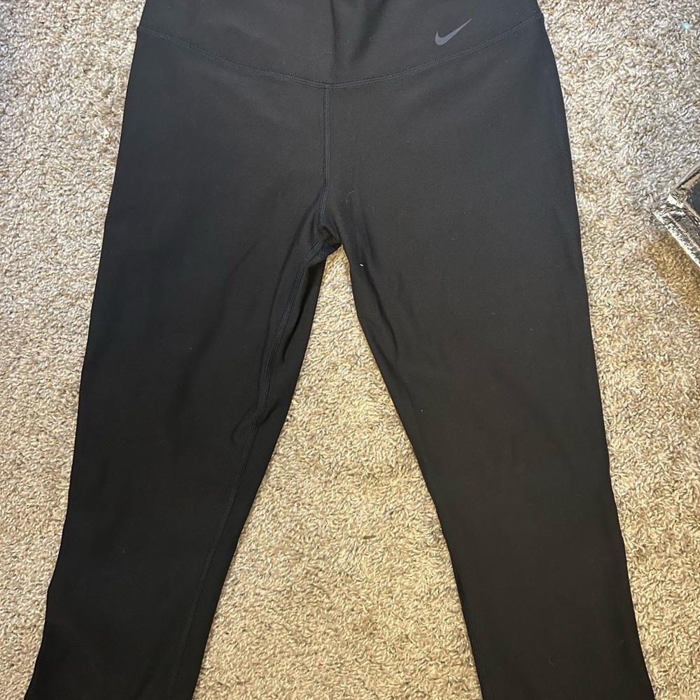 Nike women’s small classic cropped leggings black